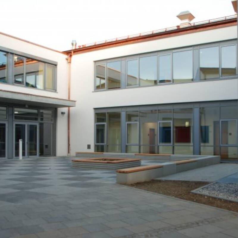 Das ist der Haupteingang der Schule.