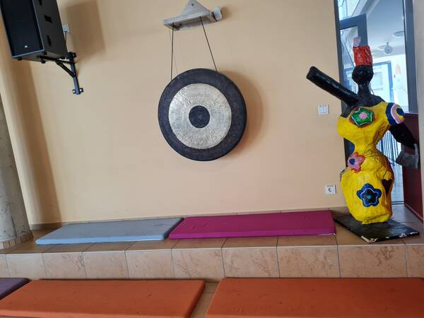 Gong und Figur nach Niki de Saint Phalle in der Aula.