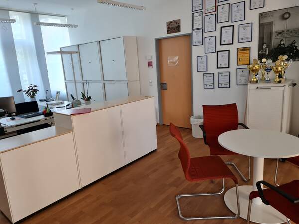Sekretariat mit vielen Urkunden an der Wand.