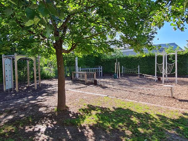 Spielplatz mit Klettergerüst und Parcours auf dem Pausenhof.