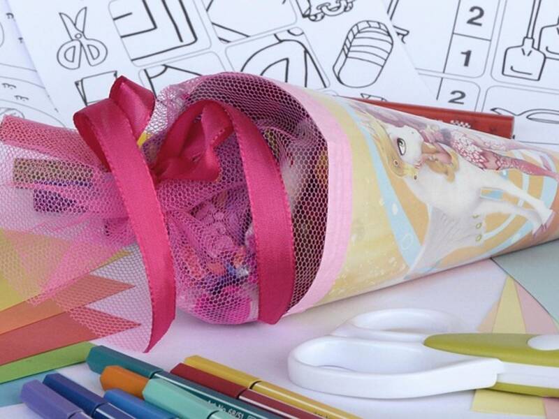 Schultüte mit Bastelmaterial drum herum.