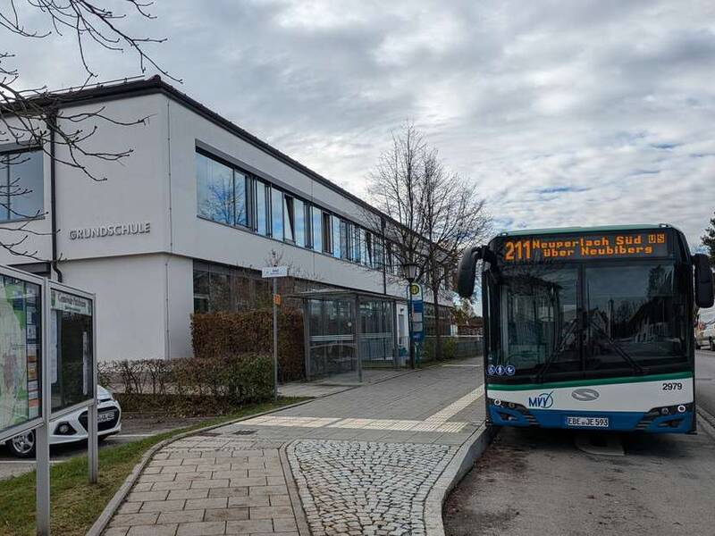 Bus vor der Grundschule.