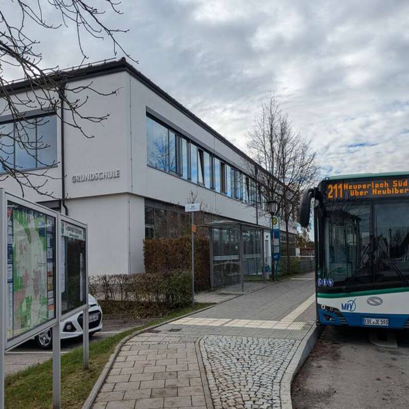Bus vor der Grundschule.