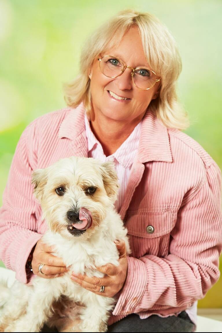 Das ist die Schulsozialarbeiterin Susanne Irlbacher mit ihrem Hund Filippo.