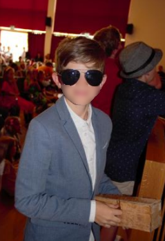 Schüler im Anzug als Geldeintreiber.