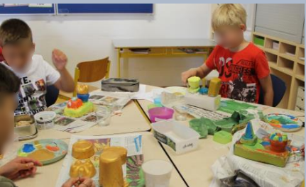Schüler gestalten aus Gips Häuser nach Gaudi.