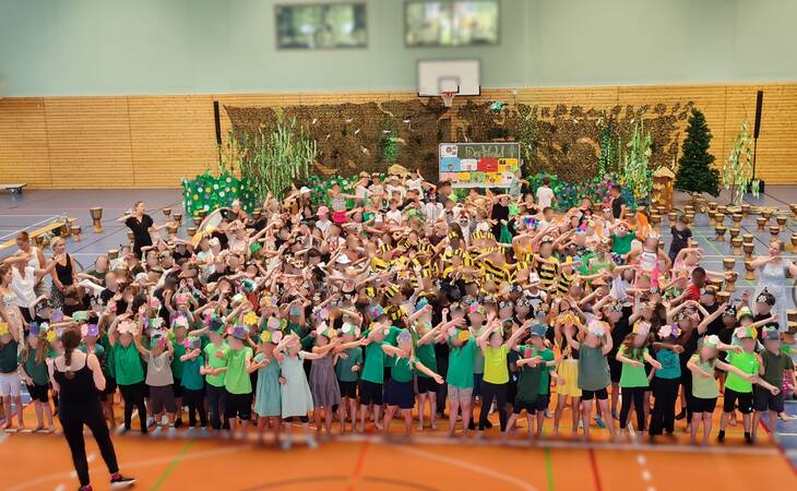 Abschlusslied mit ganzer Schule.