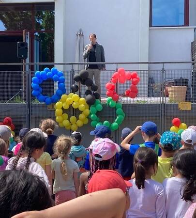 Eröffnungsrede Herrn Bendas mit Luftballons als olympisches Logo.