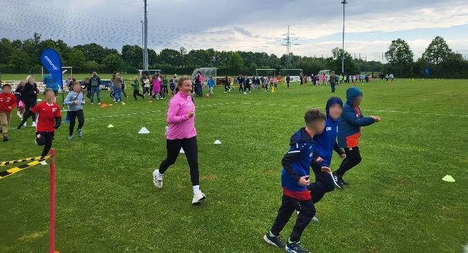Annica Wagner und Kinder beim Spendenlauf.