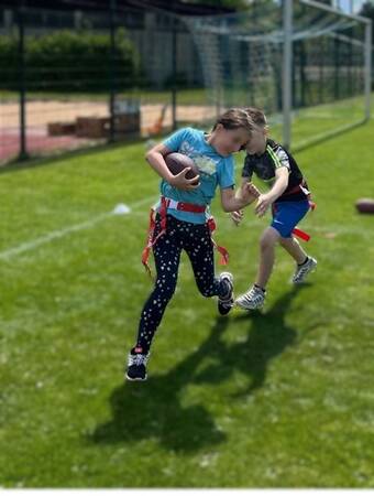 Kinder spielen Flagfootball.