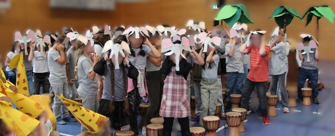 Kinder als Elefanten.