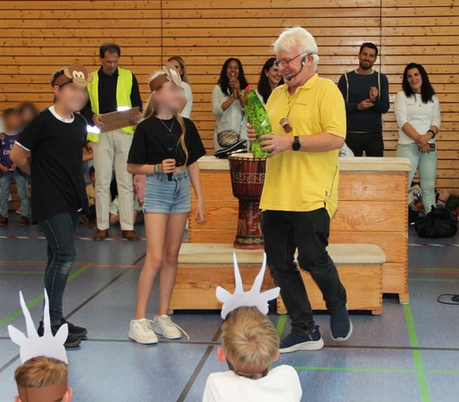 Schülersprecher überreichen Johnny ein Geschenk.