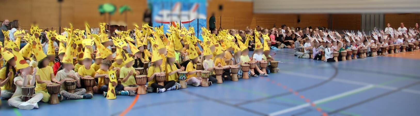Ganze Schule im Kostüm.
